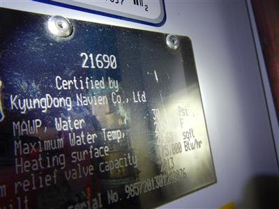 The manufacturer's data plate on a gas boiler, with the model information area marked.