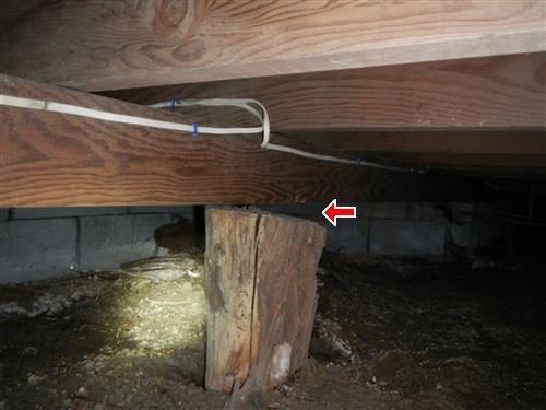 Crawl space with a wooden locust post under a main beam, red arrow pointing at the gap at the top of the post.